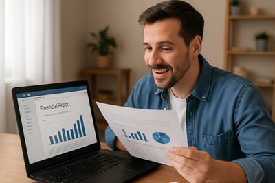 Persona recibiendo información financiera por correo Persona recibiendo información financiera por correo